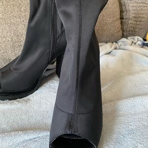 Size 8 black opened toe zip up boots never worn